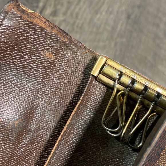 LOUIS VUITTON Damier 4 Key Holder - Picture 8 of 8